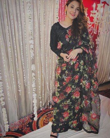 Hina altaf in black saree
