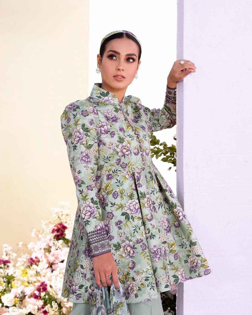 Iqra Aziz wearing Sapphire Floral